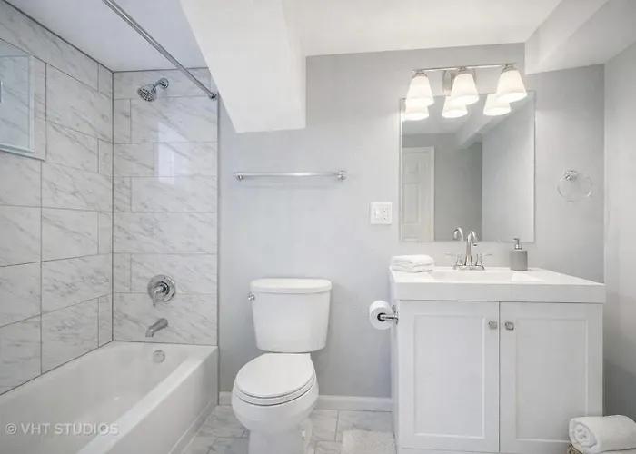Spacious 7-bedroom In * Evanston