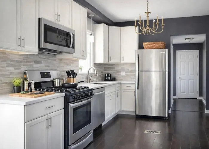 Spacious 7-bedroom In * Evanston