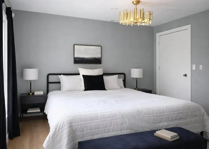 Spacious 7-bedroom In Evanston