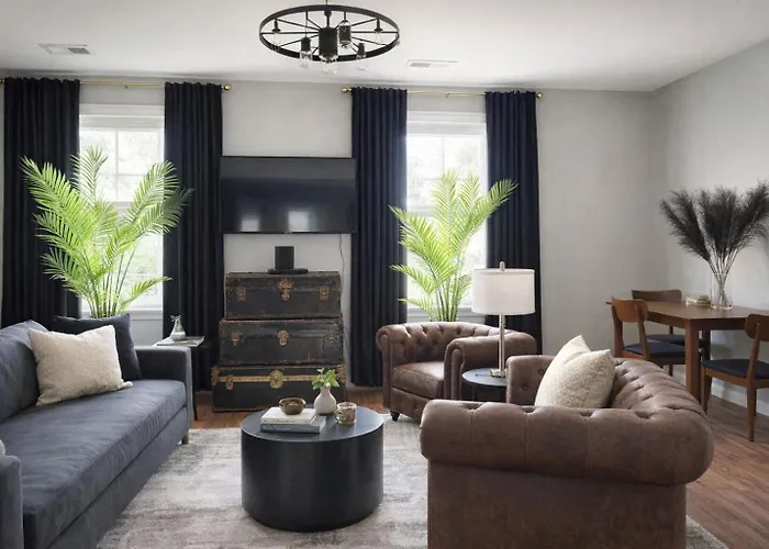 Spacious 7-bedroom In *