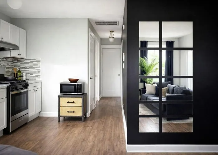 Spacious 7-bedroom In Evanston