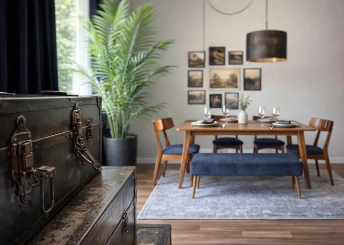 Spacious 7-bedroom In *