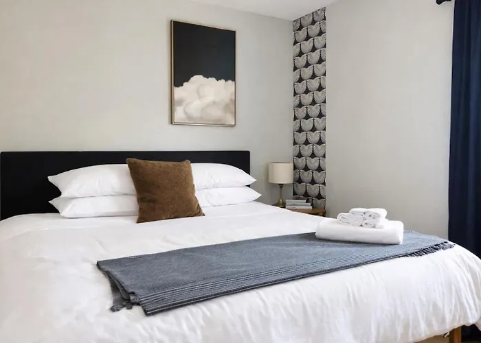 Spacious 7-bedroom In Evanston