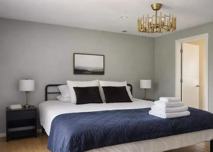 Spacious 7-bedroom In Evanston